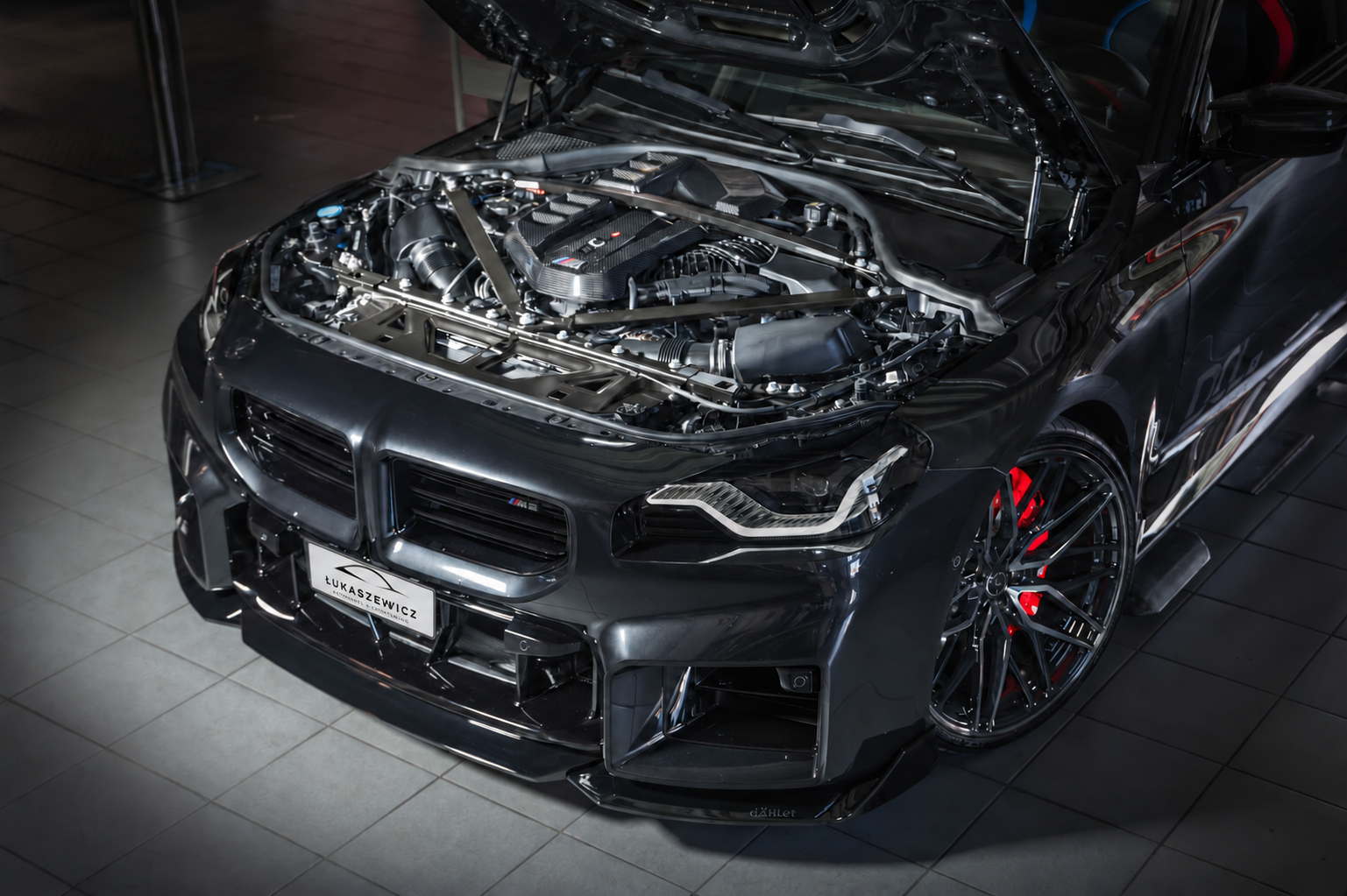 BMW z otwartą maską w warsztacie Łukaszewicz